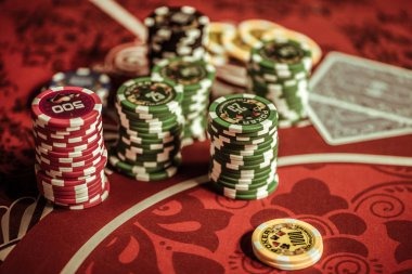 Dealer arranging cards in Capsa Susun game